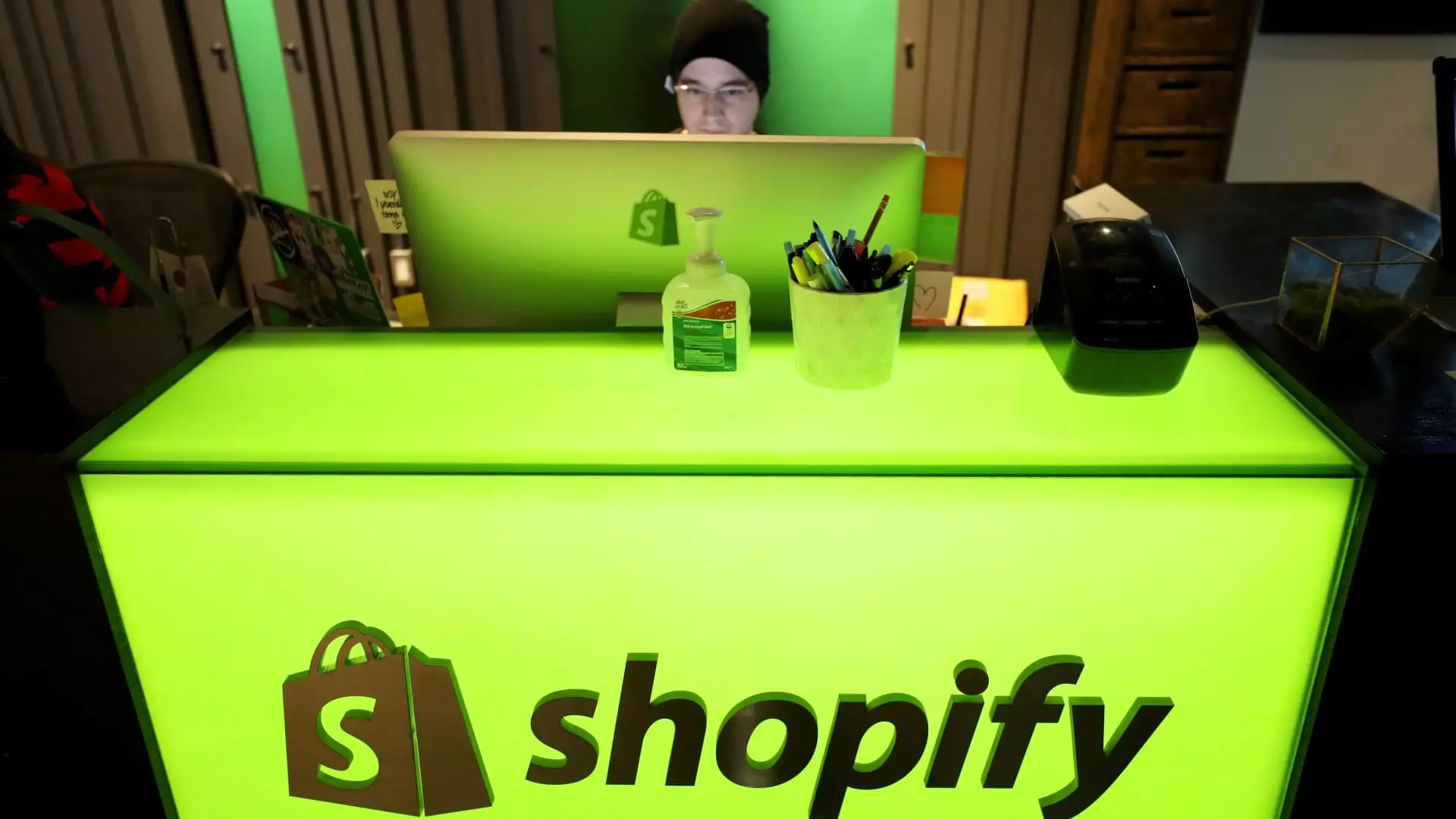 Shopify Shares Slip as Mixed Guidance Overshadows Strong Q4 Earnings
