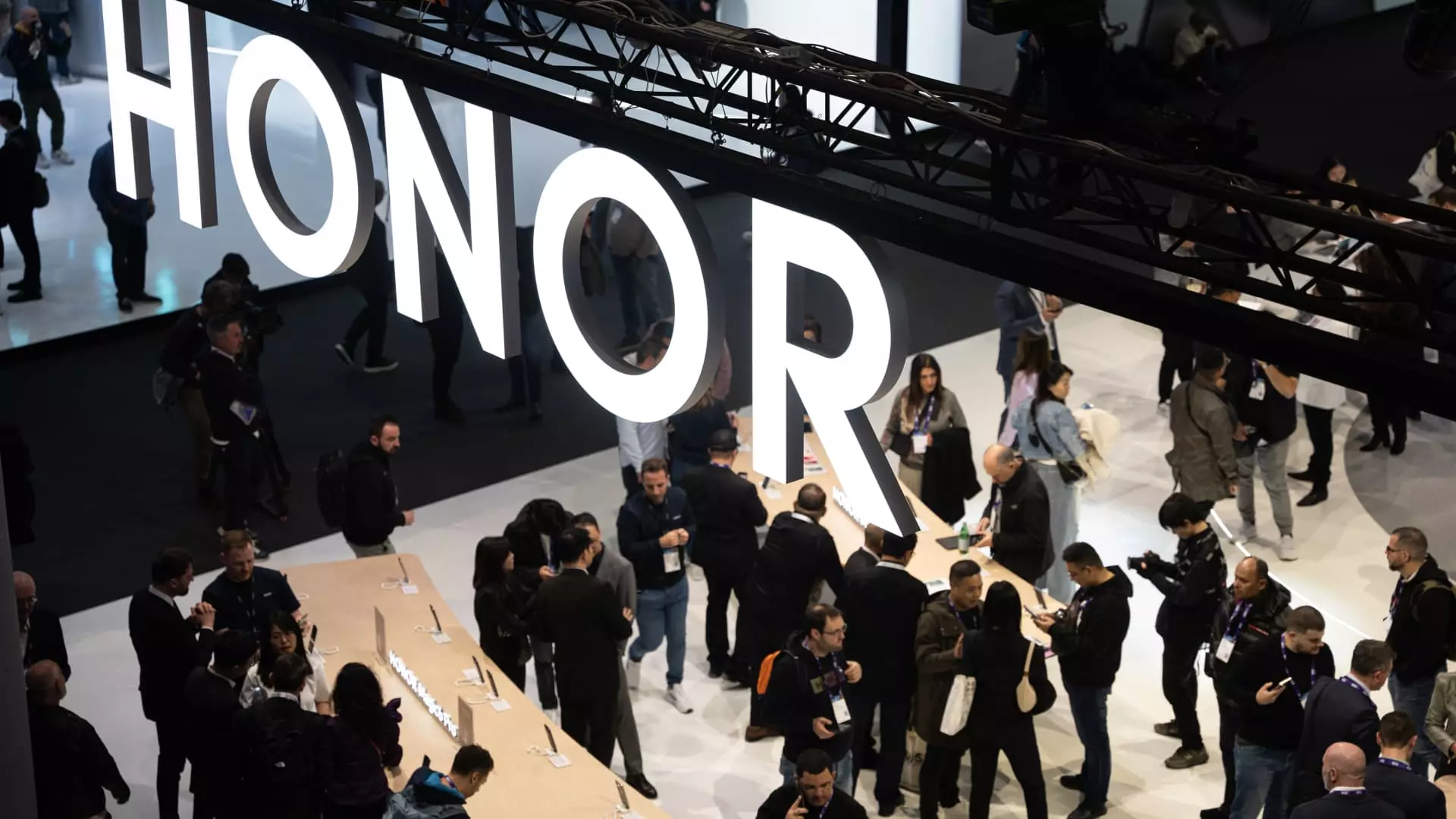 Honor Set to Launch Vertical-Folding Flip Phone in 2024
