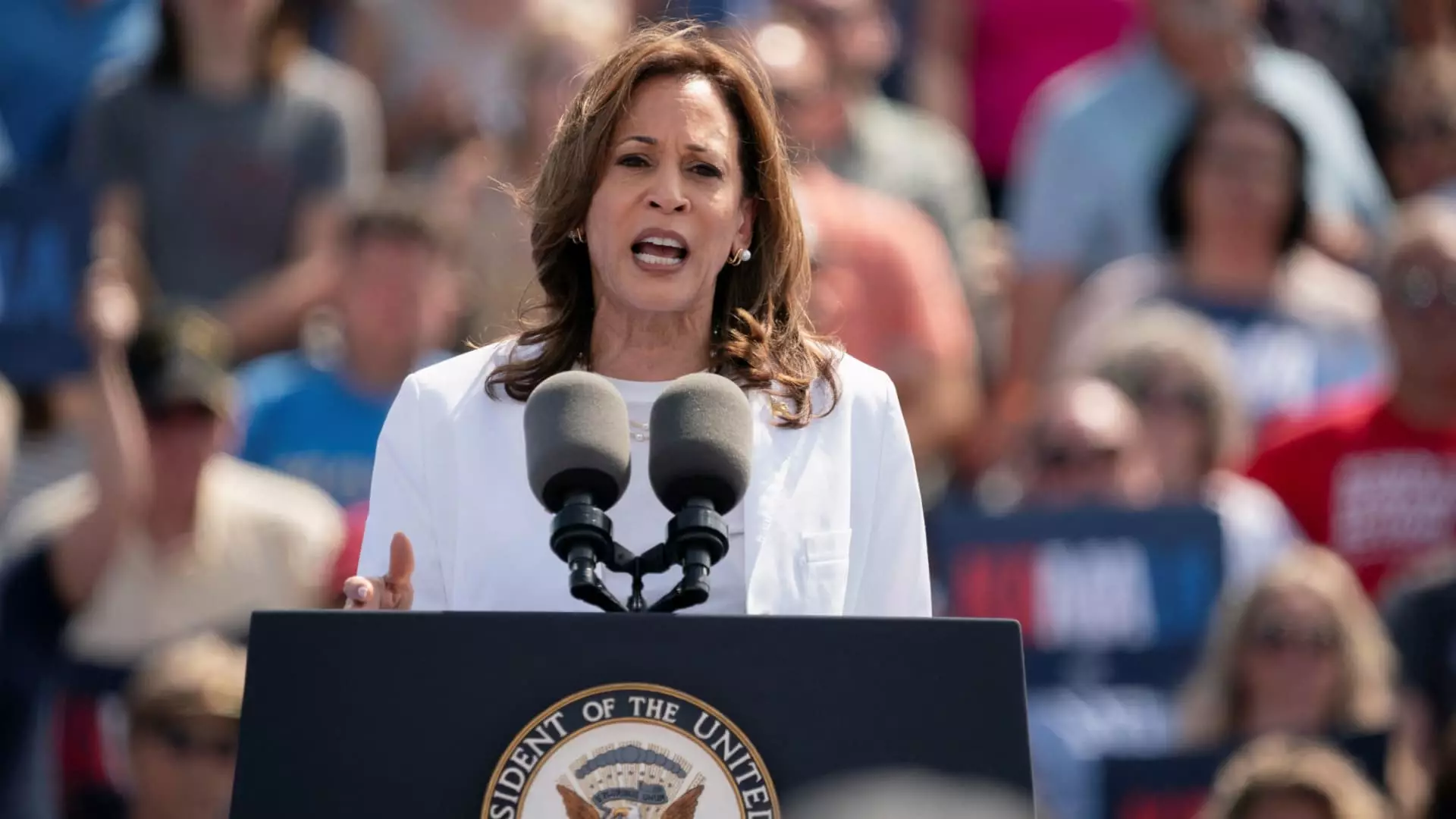 Instagram Fails to Remove Toxic Comments Against Female Politicians